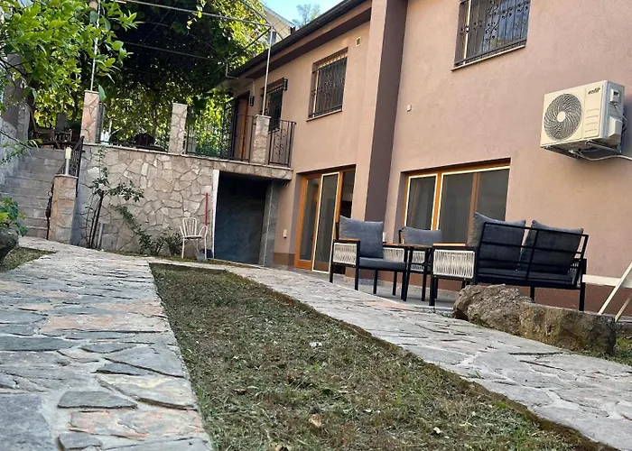 Stone Garden Apartment *